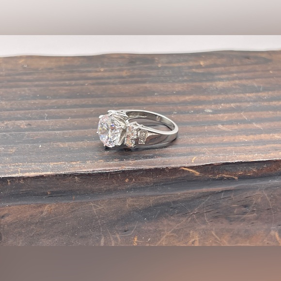 2.5 carat Round Cubic Zirconia solitaire in 925 Sterling Silver Setting - Size 6 - Picture 10 of 14